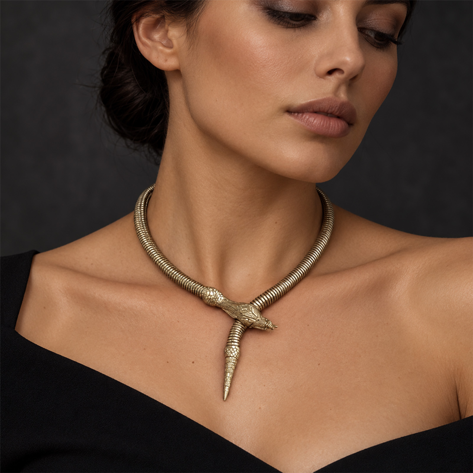 Gas Pip Snake Necklace on medel